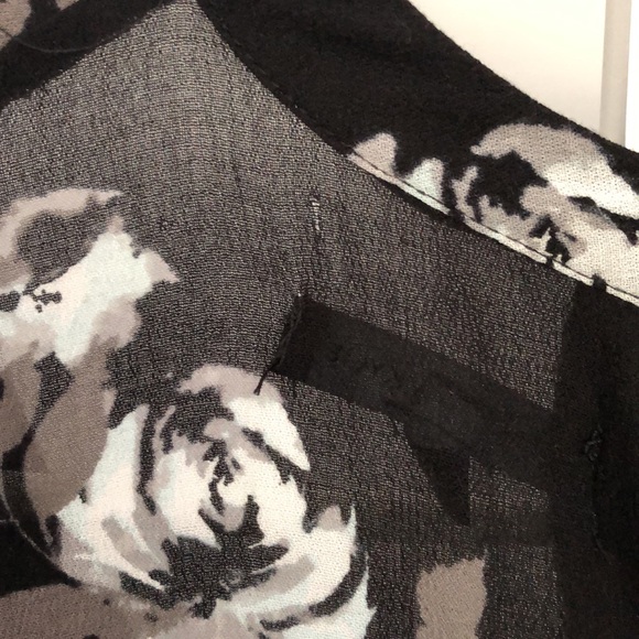 Kendall & Kylie Floral V Neck Choker Blouse in Size Small - Picture 10 of 10